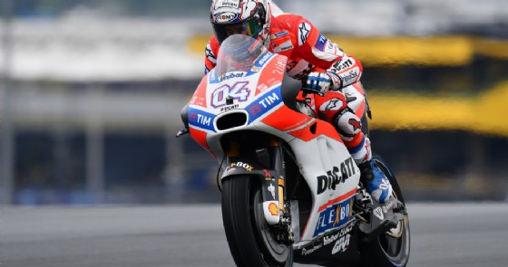 Andrea Dovizioso in azione sulla sua Ducati nelle prove libere a Le Mans