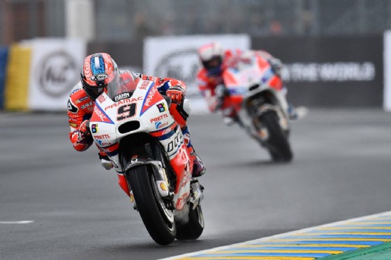Danilo Petrucci davanti a Dovizioso in pista