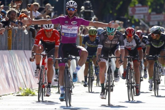 Colombian Fernando Gaviria, of the Quick Step team, celebrates as he crosses the finish line to win ahead of Ireland's Sam Bennett (Bora) (R) in the 13th stage of the Giro d'Italia from Reggio Emilia to Tortona on May 19, 2017
