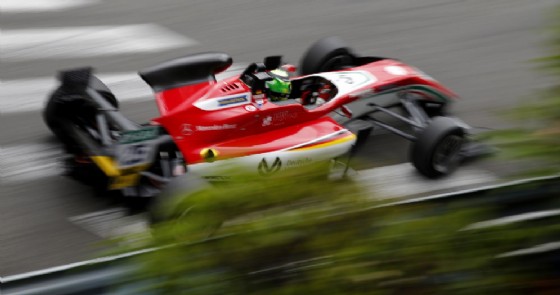 Mick Schumacher in azione sulla pista cittadina di Pau durante le qualifiche