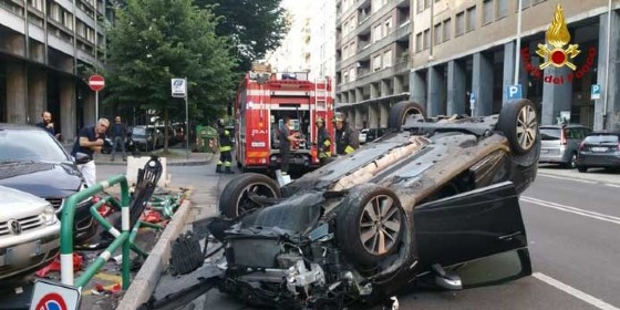 Auto si cappotta e travolge 5 vetture in sosta