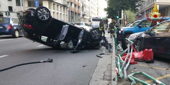 Auto si cappotta e travolge 5 vetture in sosta