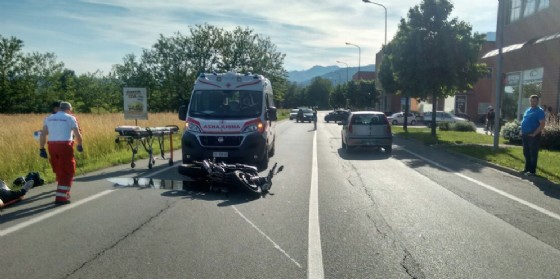 L'ambulanza e la moto subito dopo lo scontro (© Diario di Biella) L'ambulanza e la moto subito dopo lo scontro (© Diario di Biella)