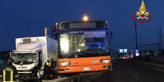 I vigili del fuoco in azione (© VF) I vigili del fuoco in azione (© VF)