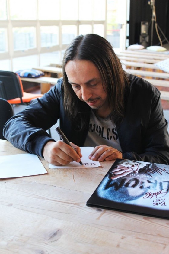 Andrea Ferro cantante dei Lacuna Coil firma il vinile dell'ultimo disco della band