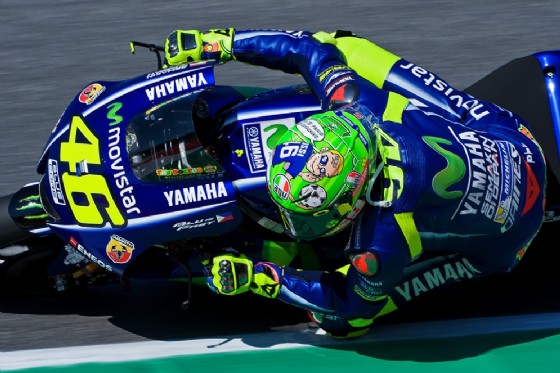 Una vista ravvicinata del Dottore in pista con il casco speciale