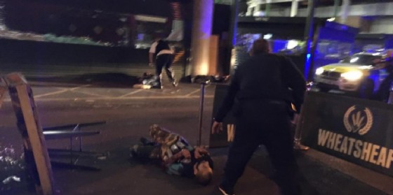 E' italiano il fotografo che ha ritratto gli aggressori uccisi