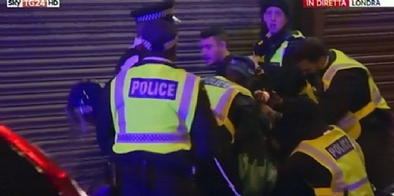 Un fermo immagine di Sky che mostra la polizia londinese mentre blocca un sospetto dopo gli attentati