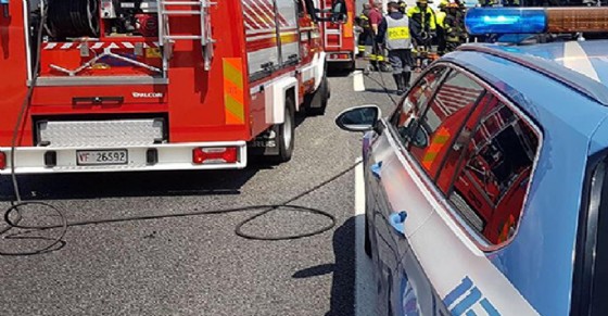 Polizia Stradale e Vigili del Fuoco (© Ansa Foto) Polizia Stradale e Vigili del Fuoco (© Ansa Foto)