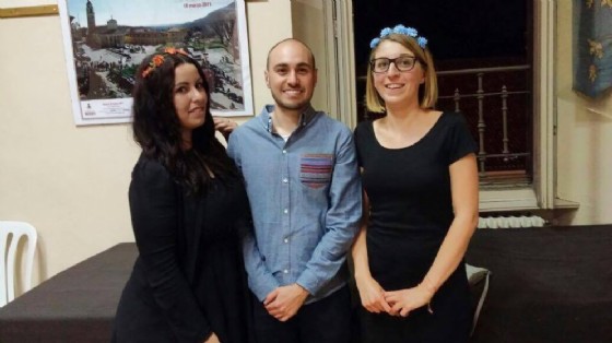 Il consigliere comunale di maggioranza Edoardo Lovison insieme a due volontarie del servizio civile (© Comune di Mosso) Il consigliere comunale di maggioranza Edoardo Lovison insieme a due volontarie del servizio civile (© Comune di Mosso)