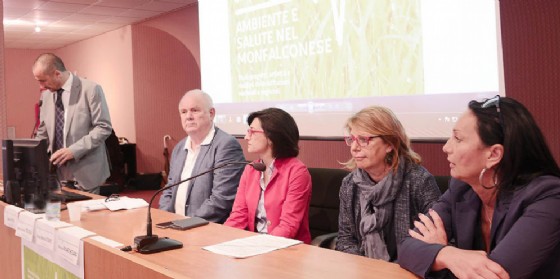 Luca Marchesi (Direttore generale ARPA), Riccardo Marchesan (Presidente UTI Carso Isonzo Adriatico), Sara Vito (Assessore Ambiente), Maria Sandra Telesca (Assessore Salute) e Anna Maria Cisint (Sindaco Monfalcone) alla giornata di studi (© Foto ARC Montenero) Luca Marchesi (Direttore generale ARPA), Riccardo Marchesan (Presidente UTI Carso Isonzo Adriatico), Sara Vito (Assessore Ambiente), Maria Sandra Telesca (Assessore Salute) e Anna Maria Cisint (Sindaco Monfalcone) alla giornata di studi (© Foto ARC Montenero)