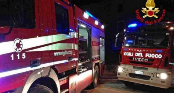 Diverse squadre di vigili del fuoco a Caluso per domare l'incendio divampato nella notte (© ANSA) Diverse squadre di vigili del fuoco a Caluso per domare l'incendio divampato nella notte (© ANSA)