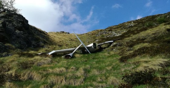 L'aliante schiantatosi contro la montagna, ripreso da un'altra angolatura