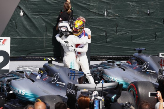 L'abbraccio dopo la doppietta tra i compagni di squadra Hamilton e Valtteri Bottas