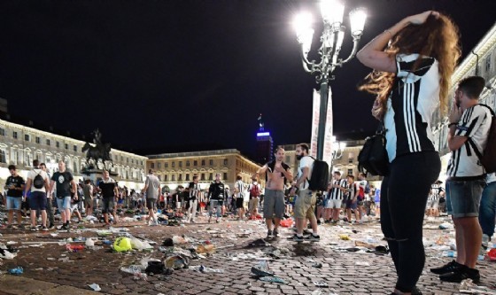 Torino, Piazza San Carlo: nessuna speranza per la donna schiacciata dalla folla Torino, Piazza San Carlo: nessuna speranza per la donna schiacciata dalla folla