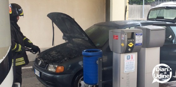 L'auto andata a fuoco davanti al parcheggio Moretti