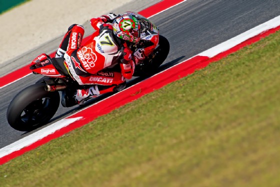 Chaz Davies in pista sul circuito di casa della Rossa