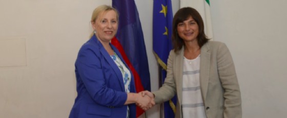 La presidente della Regione con la console generale della Repubblica di Slovenia a Trieste, Ingrid Sergas (© Regione Friuli Venezia Giulia) La presidente della Regione con la console generale della Repubblica di Slovenia a Trieste, Ingrid Sergas (© Regione Friuli Venezia Giulia)