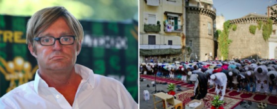 Il giornalista Filippo Facci e accanto fedeli dell'Islam riuniti in preghiera per la celebrazione della Festa del Sacrificio in una piazza di Napoli
