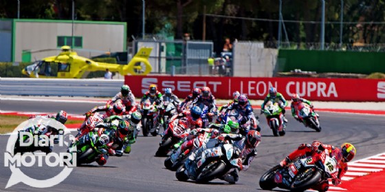 La partenza della seconda manche del Mondiale Superbike sul circuito romagnolo