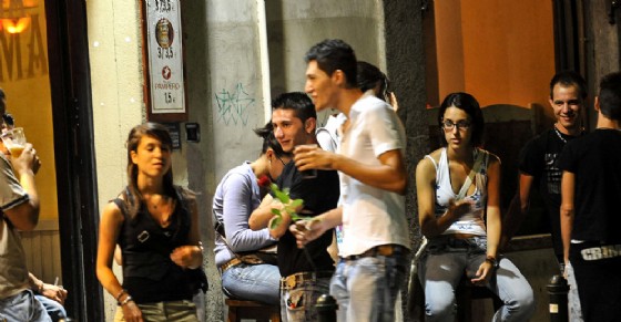 Torino, carabinieri fermano venditori abusivi e vengono accerchiati da 50 giovani