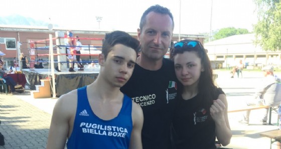 Il pugile Elite Emil Mingardo e Asia Vialardi, insieme con l'allenatore Vincenzo Frascella (© Biella Boxe) Il pugile Elite Emil Mingardo e Asia Vialardi, insieme con l'allenatore Vincenzo Frascella (© Biella Boxe)