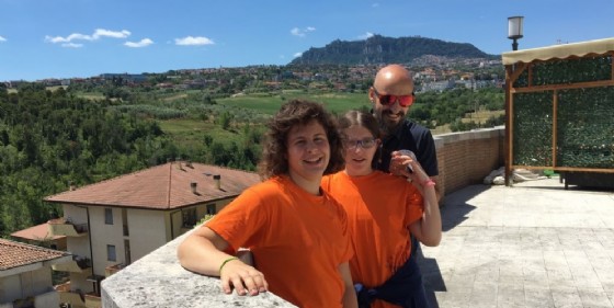 Le ragazze del nuoto pinnato soddisfatte dei risultati a Rimini, così come l'allenatore (© ADP Pietro Micca) Le ragazze del nuoto pinnato soddisfatte dei risultati a Rimini, così come l'allenatore (© ADP Pietro Micca)
