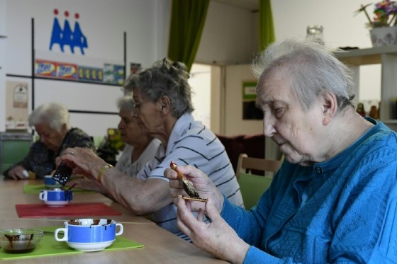 Making a chocolate biscuit cake, popular in communist East Germany, is one way of helping revive memories as part of the innovative treatment for dementia patients