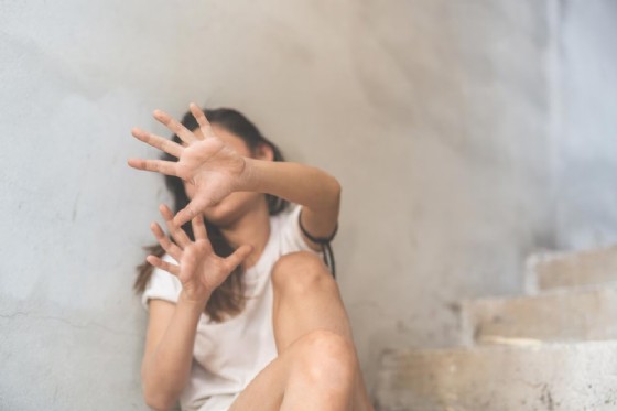 Tufello: prova a stuprare una minorenne, lei reagisce e lo accoltella Tufello: prova a stuprare una minorenne, lei reagisce e lo accoltella