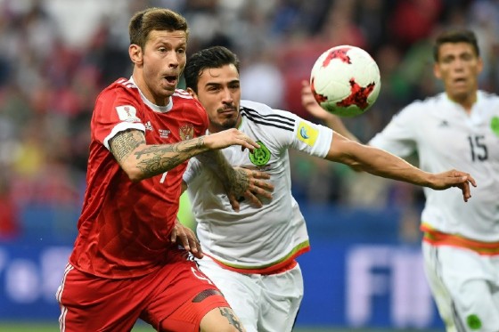Russia's forward Fedor Smolov (L) vies for the ball against Mexico's defender Diego Reyes during the 2017 Confederations Cup group A football match June 24, 2017