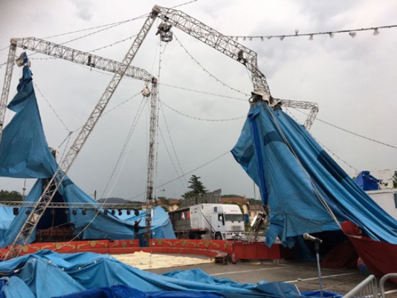 Il forte vento abbatte il tendone del circo