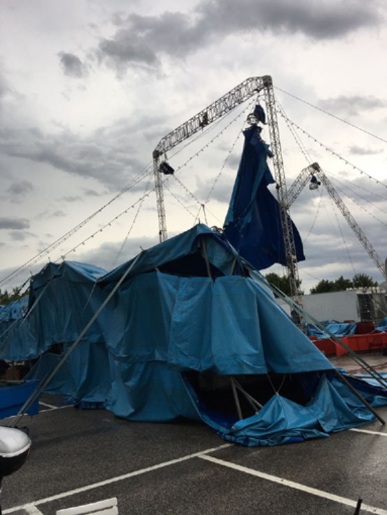 Il forte vento abbatte il tendone del circo