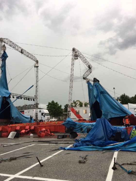 Il forte vento abbatte il tendone del circo