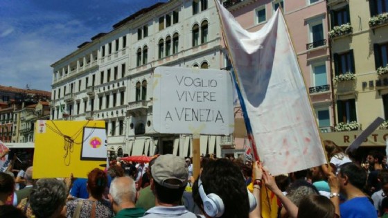 Venezia: protesta contro l'eccesso di turismo in centro (© ANSA) Venezia: protesta contro l'eccesso di turismo in centro (© ANSA)
