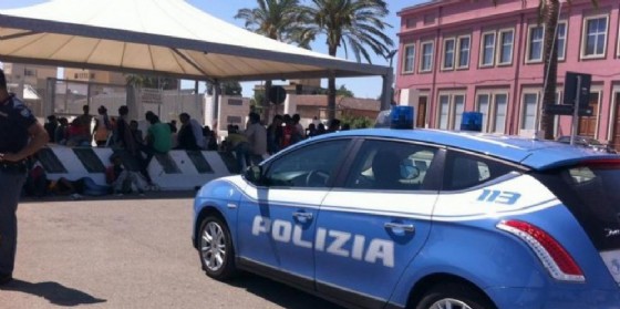 Migranti: tensione nel centro gestito dalla Croce Rossa (© ANSA) Migranti: tensione nel centro gestito dalla Croce Rossa (© ANSA)
