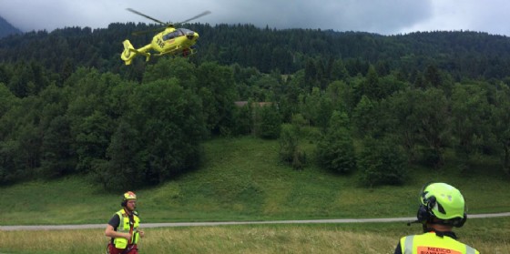 Soccorso alpino impegnato per il soccorso di due alpinisti bloccati su una parete (© Soccorso alpino) Soccorso alpino impegnato per il soccorso di due alpinisti bloccati su una parete (© Soccorso alpino)