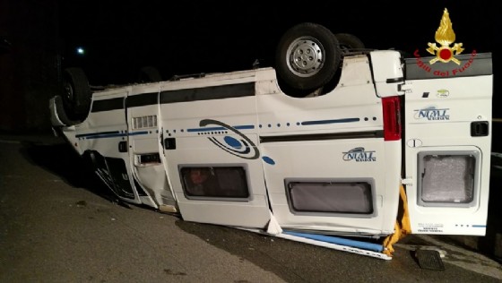 Camper ribaltato in mezzo alla strada