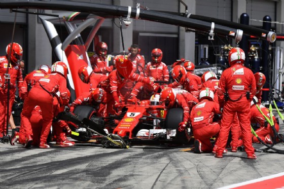 La Ferrari di Vettel ferma ai box