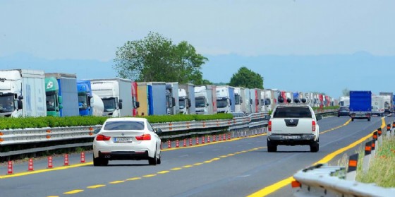L'urto tra i due mezzi in A4, all'altezza dello svincolo con la A28 in direzione Trieste, ha provocato circa due chilometri di coda (© Autovie Venete) L'urto tra i due mezzi in A4, all'altezza dello svincolo con la A28 in direzione Trieste, ha provocato circa due chilometri di coda (© Autovie Venete)