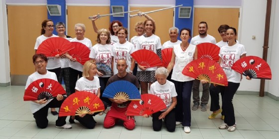 La foto dei partecipanti all'ultima lezione insieme al sindaco di Ponderano, Elena Chiorino