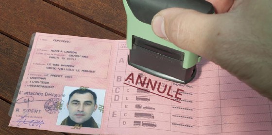 Esibisce agli agenti una patente falsa, denunciato dalla Polizia Locale (© Adobe Stock) Esibisce agli agenti una patente falsa, denunciato dalla Polizia Locale (© Adobe Stock)