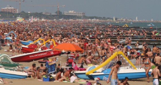 Malori in spiaggia a Jesolo, donna muore (© ANSA) Malori in spiaggia a Jesolo, donna muore (© ANSA)