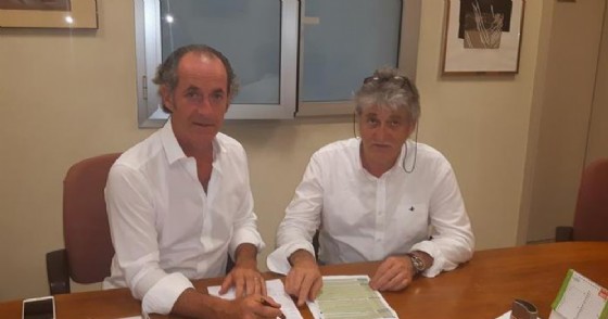 Intesa col Veneto tra il presidente della regione Luca Zaia e l'ex presidente del Friuli Venezia Giulia, Renzo Tondo (© ANSA) Intesa col Veneto tra il presidente della regione Luca Zaia e l'ex presidente del Friuli Venezia Giulia, Renzo Tondo (© ANSA)