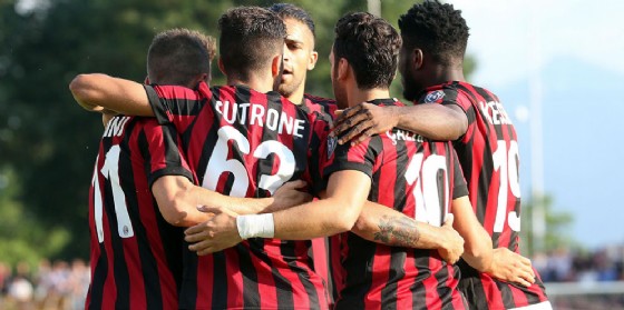 Il nuovo Milan esulta dopo un gol