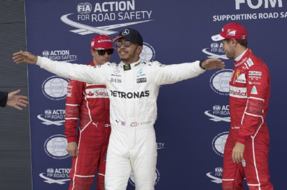 Hamilton davanti ai due piloti della Ferrari, Raikkonen e Vettel, che ha battuto in qualifica