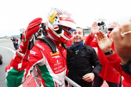 Leclerc festeggia la vittoria con il team Prema