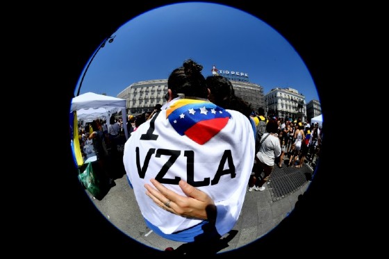 Hundreds of Venezuelans queued in the blazing heat in Madrid to cast their ballots