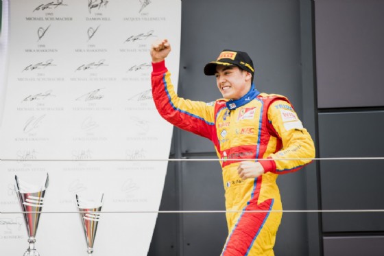Giuliano Alesi sul podio in Inghilterra