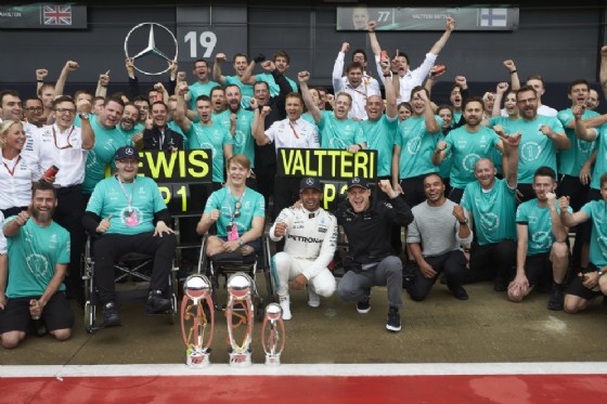 Il team Mercedes festeggia la doppietta di Lewis Hamilton e Valtteri Bottas a Silverstone