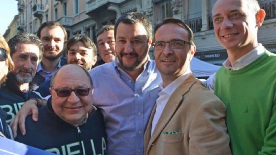 Simonetti (primo a destra) insieme a Salvini e altri militanti della Lega Nord